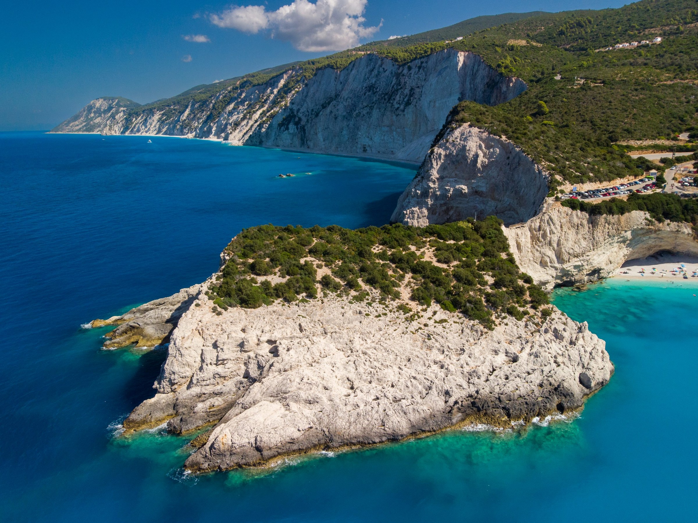 Il mare blu e le scogliere di Porto Katsiki, a Lefkada